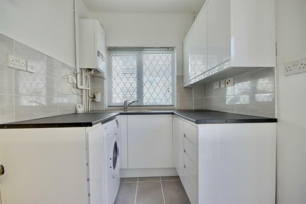 Improved Private House In Central Location Portsmouth Buitenkant foto